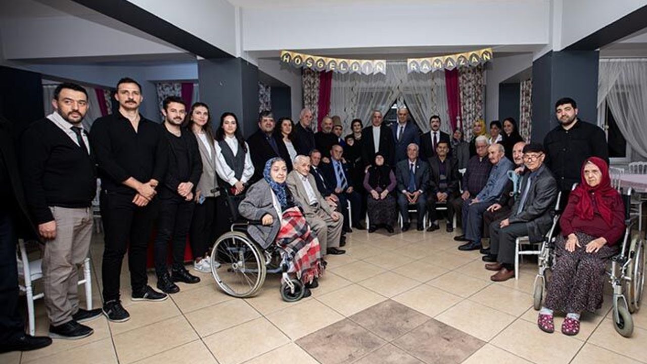 Başkan Babaoğlu Huzurevinde İlahilere Eşlik Etti