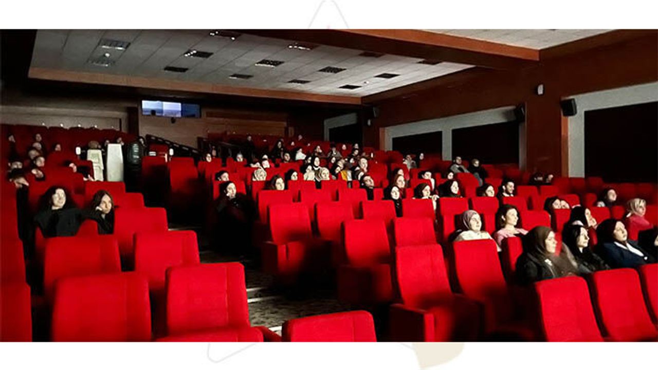 Hendek'te Gençler Ücretsiz Sinema Etkinliğinde Buluştu