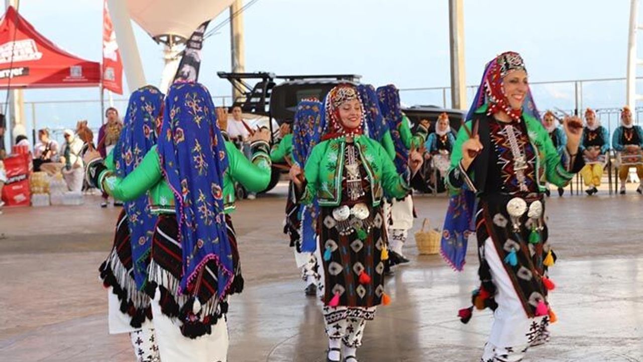 Hendek Bayraktepe’de Maarif Halk Dansları Şenliği Gerçekleştirildi