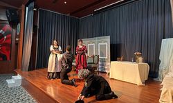 Müfettiş Oyunu Tiyatroseverlerle Buluştu