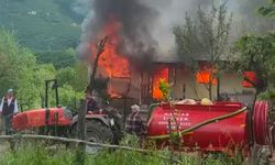 Hendek Dikmen’de 2 Katlı Ev Yangında Kullanılmaz Hale Geldi