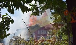 Hendek’te Yangın, 2 Katlı Ev Kullanılmaz Hale Geldi