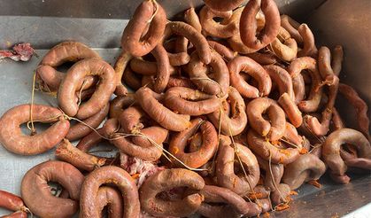 Hendek Zabıtası 1 Ton Bozuk Sucuğu Piyasaya Sürülmeden İmha Etti