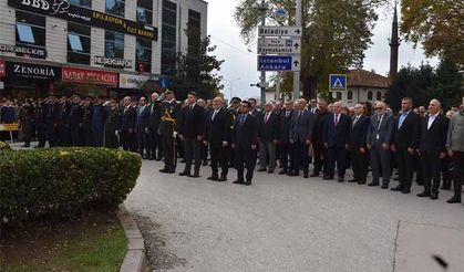 Hendek’te Cumhuriyet Bayramı Etkinlikleri Çelenk Töreni ile Başladı
