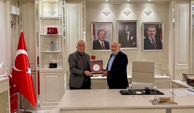 Çolakoğlu’ndan Püsküllü’ye Plaket
