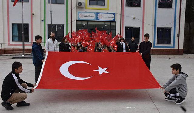 Zirve’de Bayrak Yürüyüşü