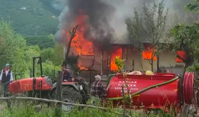 Hendek Dikmen’de 2 Katlı Ev Yangında Kullanılmaz Hale Geldi