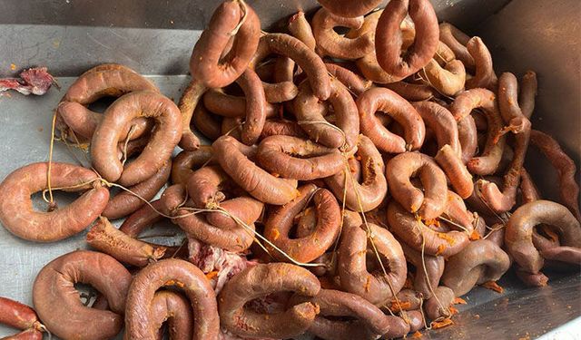 Hendek Zabıtası 1 Ton Bozuk Sucuğu Piyasaya Sürülmeden İmha Etti