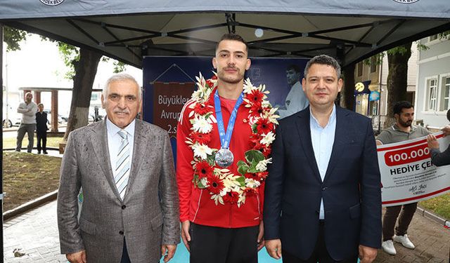 Avrupa İkincisi Yusuf Eren Temizel İçin Hendek'te Coşkulu Ödül Töreni