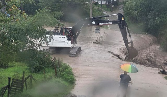 Hendek’te Yoğun Yağışa Karşı Hendek Belediyesi Ekipleri Seferber Oldu