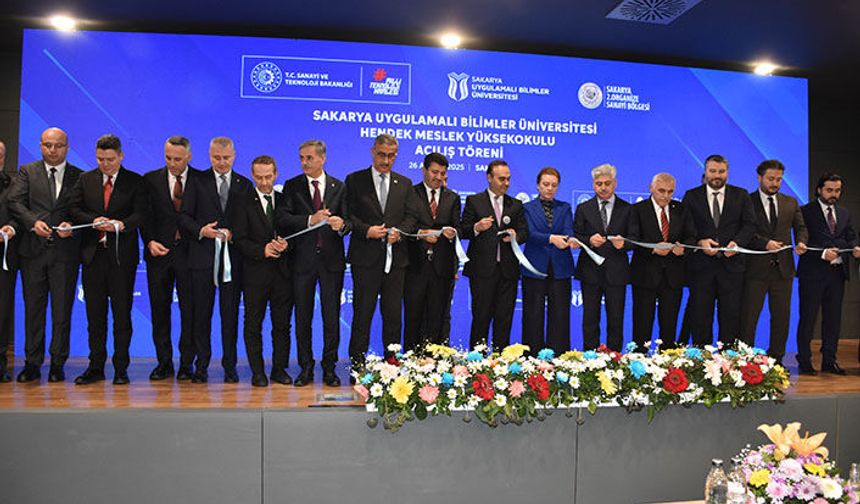 Bakan Kacır Hendek’te Eğitim ve Sanayi Yatırımlarını İnceledi