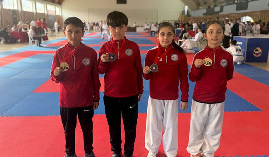 Şampiyonlar Madalyaları Topladı