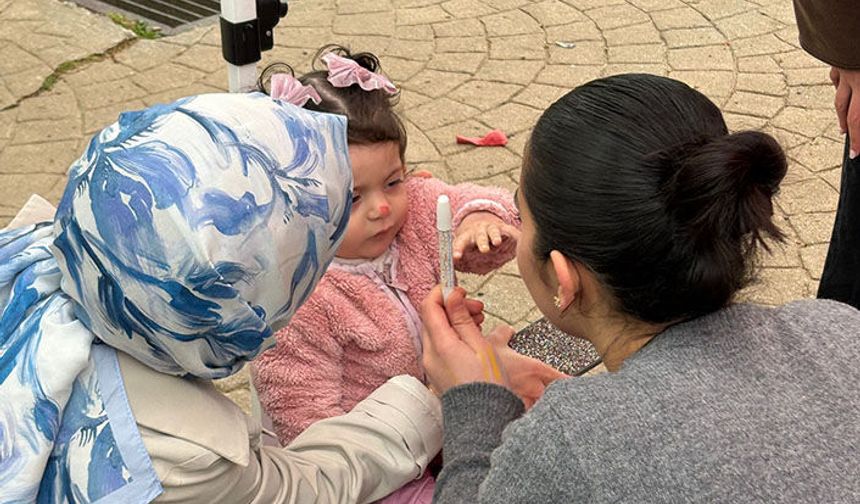 Hendek CHP 23 Nisan Bayramını Standa Gelen Çocuklarla Kutladı