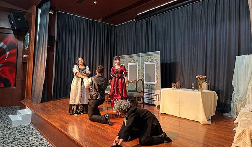 Müfettiş Oyunu Tiyatroseverlerle Buluştu