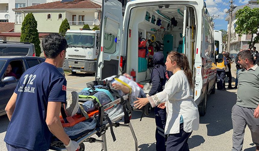 Sürücü Kursu Aracı ile Elektrikli Motosiklet Çarpıştı, 4 Yaralı