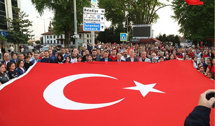 Hendek'te 19 Mayıs Halk yürüyüşü