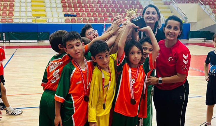 Hendek’te Minik erkek hentbol il birinciliği İçin Mücadele Etti