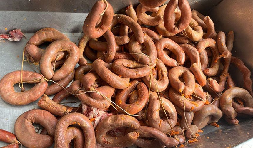 Hendek Zabıtası 1 Ton Bozuk Sucuğu Piyasaya Sürülmeden İmha Etti