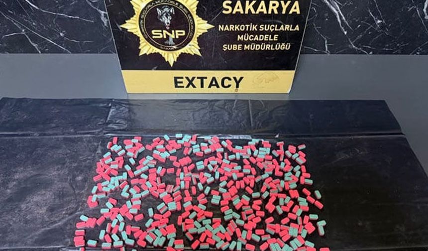 Hendek’te Uyuşturucu Operasyonu: 465 Adet Ecstasy Hap Ele Geçirildi