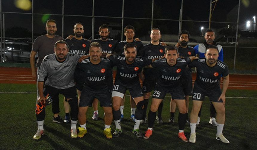 Gol Düellosunun Kazananı Kayalar, Çeyrek Finalde