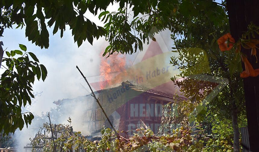 Hendek’te Yangın, 2 Katlı Ev Kullanılmaz Hale Geldi