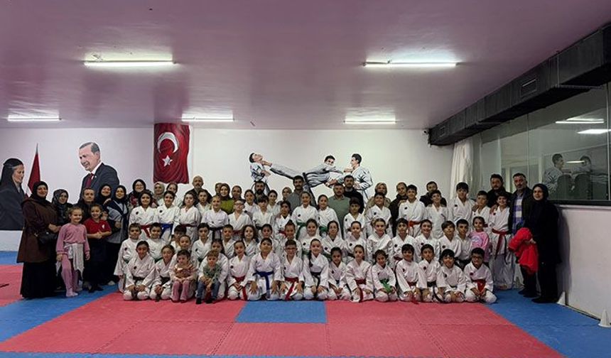 Hendek’te 110 Karateci Üst Kuşağa Terfi Etti