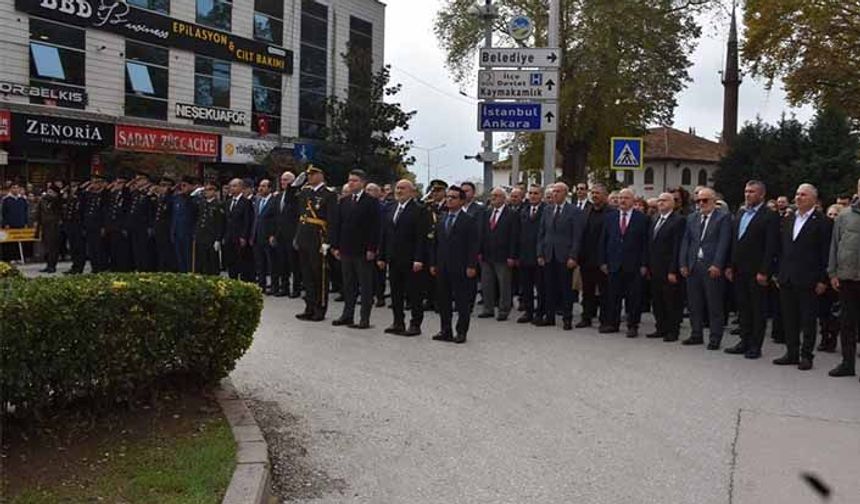 Hendek’te Cumhuriyet Bayramı Etkinlikleri Çelenk Töreni ile Başladı